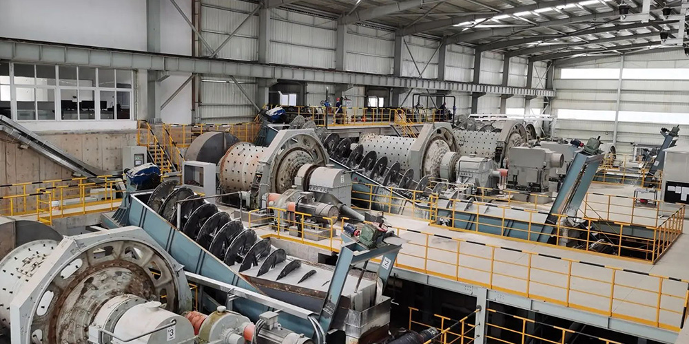 柳州某選礦廠重晶石脫水篩選加色選機(jī)提高礦石純色度，提高礦石質(zhì)量